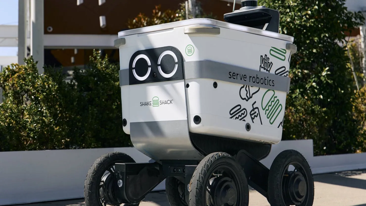 Serve Robotics delivery robot delivering for Shake Shack