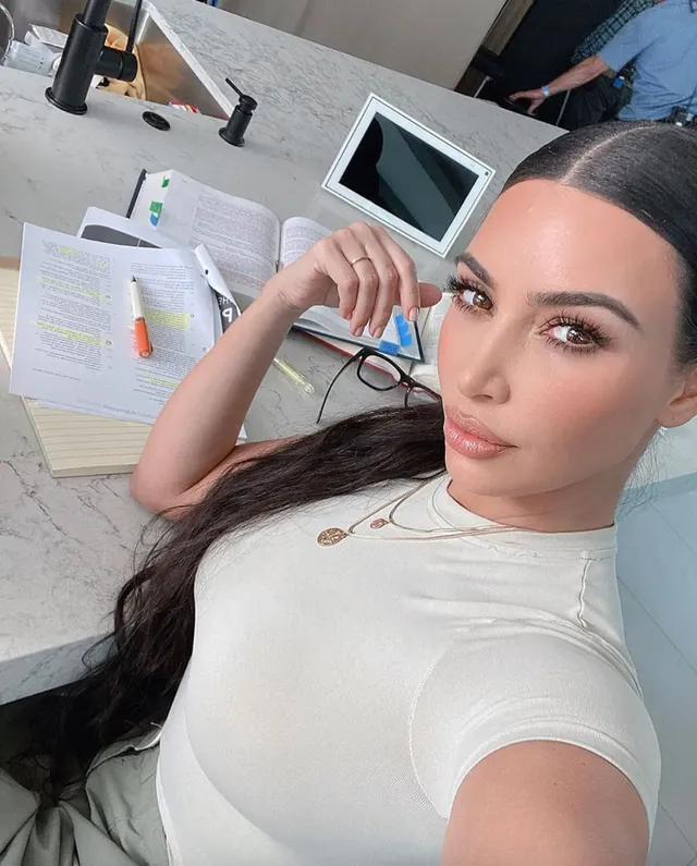 Kim Kardashian tạm gác ước mơ làm luật sư | VTV.VN