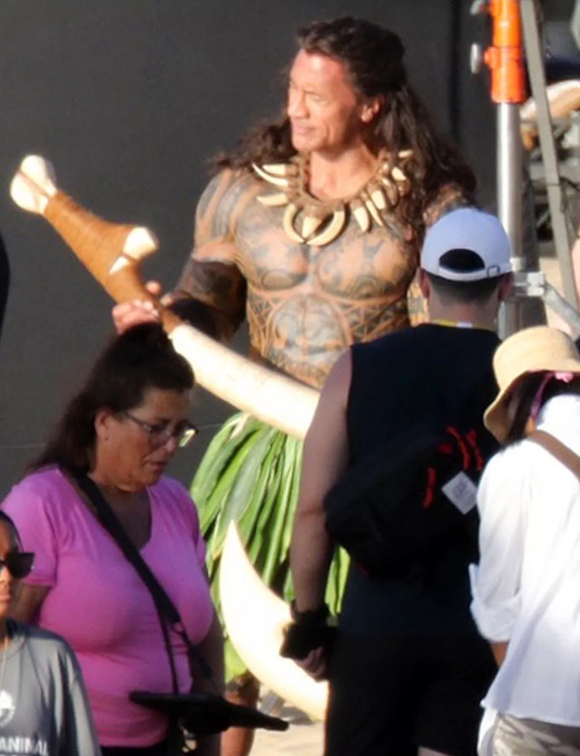 Dwayne "The Rock" Johnson được phát hiện đang quay bộ phim làm lại từ phim Moana của Disney ở Hawaii.